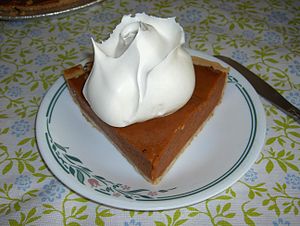 English: Pumpkin pie with whipped cream